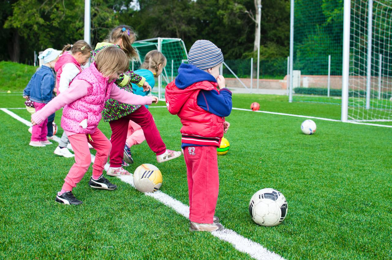 Zajęcia z piłki nożnej dla dzieci — jakie są korzyści i jak je wybrać?